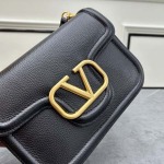 2025年5月29日入荷新作 VALENTINO GARAVANI ALLTIME SIZE：23.5 x18 x 8 CM お安い/人気/革/バッグ/XX工場