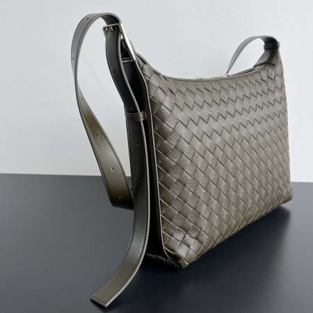 2025年7月7日入荷新作 Bottega Veneta新作 Traveller Hobo  815748     SIZE:35x29.5x8.5  極品/正規品同様/人気/革/バッグ/AJ工場
