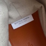 2025年7月7日入荷新作 Bottega Veneta新作 Loop  829212  SIZE:19x12x9 極品/正規品同様/人気/革/バッグ/AJ工場