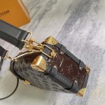 2025年12月9日入荷Louis Vuitton バッグM26304 2025 Side Trunk Monogram Saga Freja Beha Erichsen Nicolas Ghesquière 高品質新作/誕生日プレゼント/