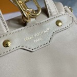 2025年12月9日入荷Louis Vuitton バッグM13357 M13358 Coussin Backpack Coussin Monogram LV Coussin 26 x 10 x 21  高品質新作/誕生日プレゼント/ZC工