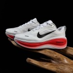 2026年1月9日入荷新品 Nike Vomero Plus 人気 スニーカー男女兼用/誕生日プレゼント/XH工場