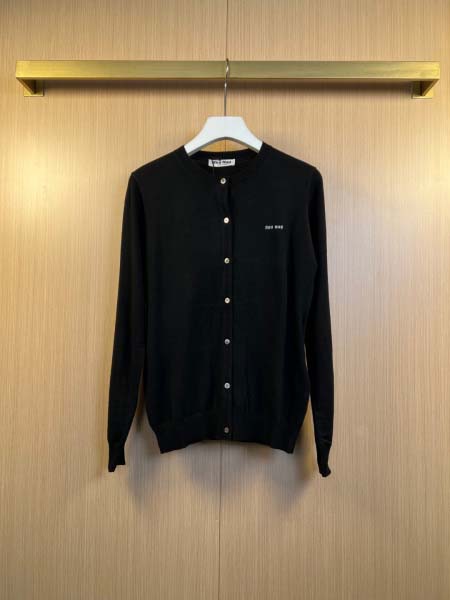 2026年1月23日新作 MIU MIU ニットカーディガン...