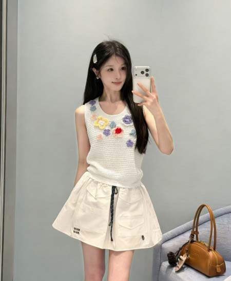 2026年3月9日入荷早春新作MIUMIU ベスト女性用ファ...