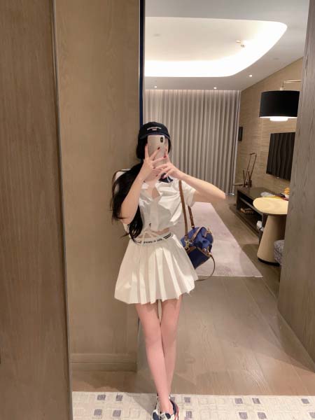 2026年4月9日入荷早春新作Miumiu女性用ファッション...