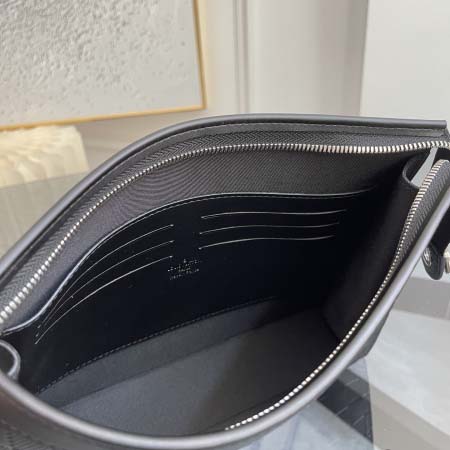 2026年5月11日入荷Louis Vuitton バッグPOCHETTE VOYAGE   M61692 Monogram Eclipse Pochette Voyage 高品質新作/誕生日プレゼント/XS工場