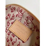 2026年5月11日入荷Louis Vuitton バッグ20 Bandouli re  Meowgram   Vogue  LV Travels With Grace Coddington   M15151   13.5 x 12 x 2