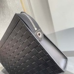 2026年5月11日入荷Louis Vuitton バッグPOCHETTE VOYAGE   M61692 Monogram Eclipse Pochette Voyage 高品質新作/誕生日プレゼント/XS工場