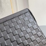 2026年5月11日入荷Louis Vuitton バッグPOCHETTE VOYAGE   M61692 Monogram Eclipse Pochette Voyage 高品質新作/誕生日プレゼント/XS工場
