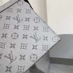 2026年5月11日入荷Louis Vuitton バッグM30840 Pochette Voyage  Taga  Monogram 27.0 x 21.0 x 6.0  高品質新作/誕生日プレゼント/XS工場