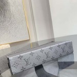 2026年5月11日入荷Louis Vuitton バッグM30840 Pochette Voyage  Taga  Monogram 27.0 x 21.0 x 6.0  高品質新作/誕生日プレゼント/XS工場