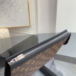 2026年5月11日入荷Louis Vuitton バッグM61694POCHETTE VOYAGE   Monogram Eclipse   Pochette Voyage  27 x 21 x 6 高品質新作/誕生日プレゼント/XS工場