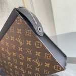 2026年5月11日入荷Louis Vuitton バッグM61694POCHETTE VOYAGE   Monogram Eclipse   Pochette Voyage  27 x 21 x 6 高品質新作/誕生日プレゼント/XS工場